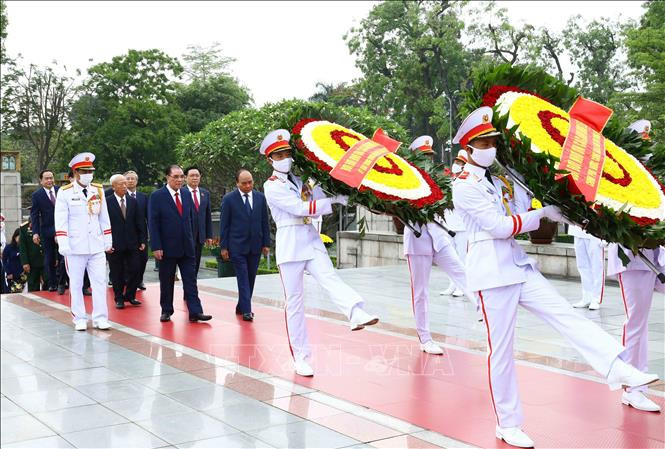 Leaders pay homage to President Ho Chi Minh on birth anniversary